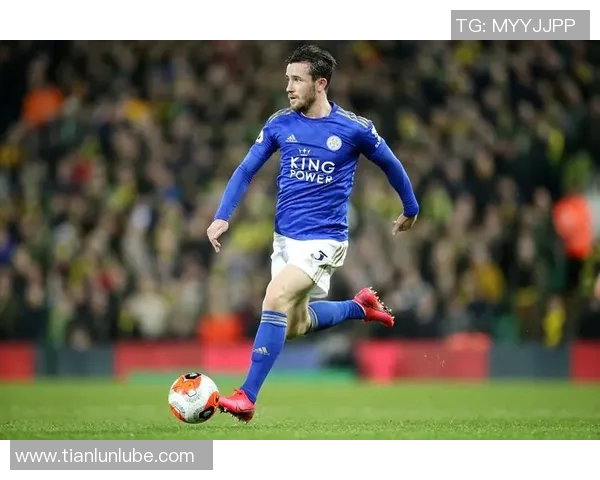 哈维西蒙斯的崛起之路：从青训天才到足球场上的耀眼明星